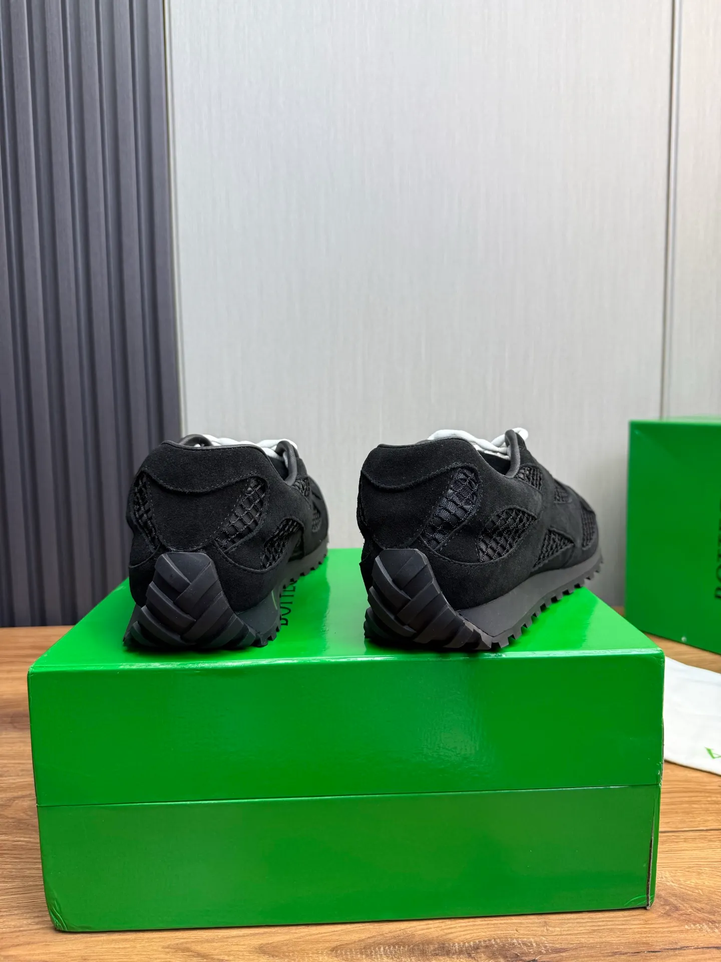 Men's men's shoes 💰660💰Pili BV top version 𝘽𝙊𝙏𝙏𝙀𝙂𝘼 𝙑𝙀𝙉𝙀𝙏𝘼 Orbit sneakers Wang Yibo same style couple style dad shoes 🩷💚 Runner sneakers, made of lightweight technical mesh fabric. Features a geometric patterned rubber outsole. Pay attention to the package craftsmanship ❕ High version shipping ❗️ Very nice, durable to play with and durable to make ✔️ Standard version 💯💯 The outsole is made of color-blocked TPU outsole. Women’s model 35-41 (40 41 customized) Men’s model 39-46 (45.46 customized) Equipped with original packaging